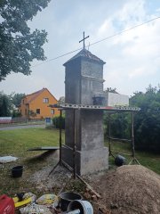omítání zdiva kapličky