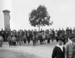 historické foto kapličky (vlevo)