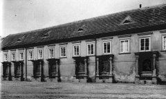 původní křížová cesta na budově děkanství krátce před odstraněním