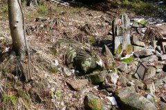poničená socha anděla u studánky