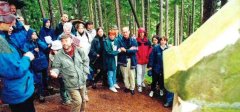 autor novodobých obrazů Aleš Lamr seznamuje přítomné s Utrpením Ježíše Krista