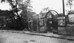 historické foto kaple (vlevo od brány)