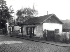 historické foto kaple (vlevo)