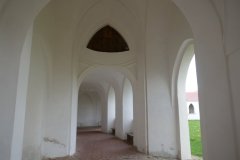 ambit kolem kostela