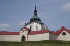 pohled na kostel s ambitem