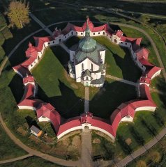letecký pohled na kostel