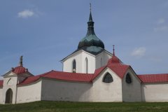 pohled na kostel s ambitem
