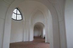ambit kolem kostela
