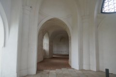 ambit kolem kostela