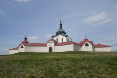 celkový pohled na kostel s ambitem