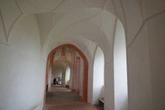ambit kolem kostela