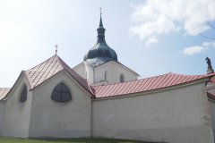 pohled na kostel s ambitem