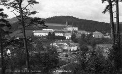 celkový pohled na město s klášterem