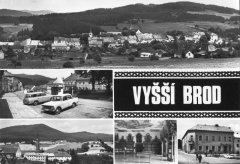 dobová pohlednice města s klášterem