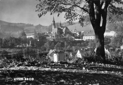 celkový pohled na město s klášterem
