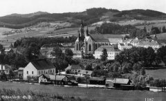 celkový pohled na město s klášterem