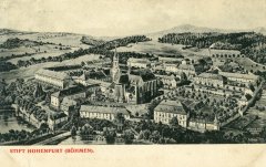 dobová pohlednice města s klášterem