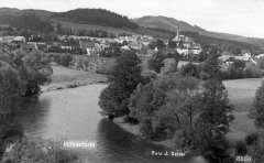 dobová pohlednice města s kilášterem