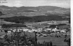 dobová pohlednice města s klášterem