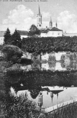 dobová pohlednice města s klášterem