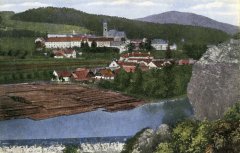 dobová pohlednice města s klášterem