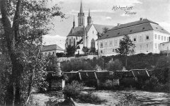 celkový pohled na město s klášterem