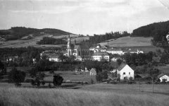 celkový pohled na město s klášterem
