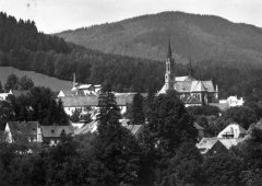 celkový pohled na město s klášterem
