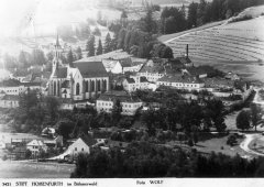 celkový pohled na město s klášterem