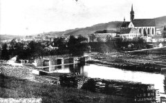 celkový pohled na město s klášterem