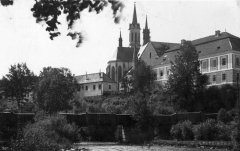celkový pohled na město s klášterem