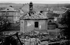poškozená střecha kaple po náletu ze 14.2.1945