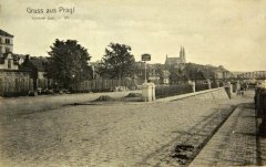 historické foto bývalého kostela (zcela vlevo)