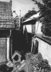 torzo kostela (oblouk klenby v pozadí)