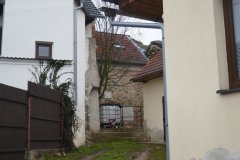 torzo kostela (oblouk klenby v pozadí)