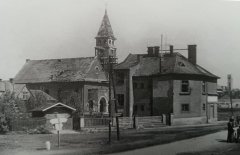starší fotografie kostela poškozeného při bojích