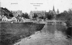 dobová pohlednice města s kapličkou u mostu
