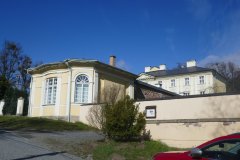 bývalá pravá nárožní kaple u Lorety, snížená o patro