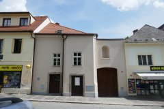 obytný dům vzniklý přestavbou kostela - pohled zepředu