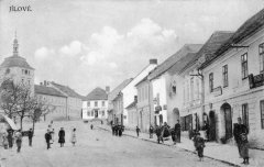 dobová pohlednice náměstí s kostelem (druhý dům zprava, polokruhový vjezd)