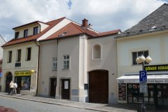 obytný dům vzniklý přestavbou kostela - pohled zepředu zprava