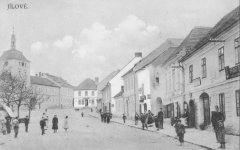 náměstí s kostelem (druhý dům zprava, polokruhový vjezd)