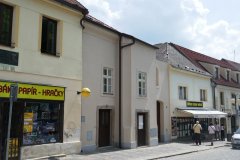 obytný dům vzniklý přestavbou kostela - pohled zepředu zleva