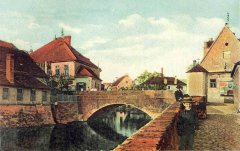 historické foto kapličky (na pravé straně mostu)