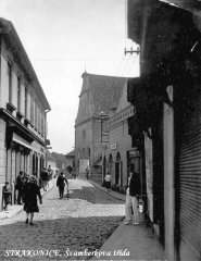 historické foto kapličky (v pozadí, před kostelem)
