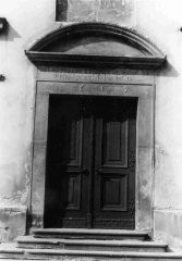 hlavní vchod do kostela