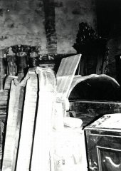 mobiliář z kostela sv. Jiří uskladněný ve farní stodole