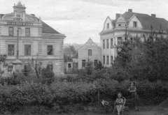 historické foto kaple (mezi vysokými domy)