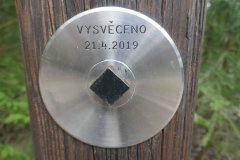 pamětní destička s datem vysvěcení kříže