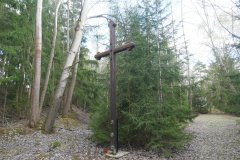 kříž na místě bývalé kapličky - pohled zepředu zprava